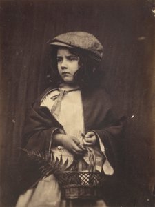 Joven Sosteniendo una Cesta de Lewis Carroll