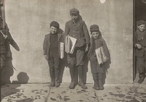 John Pento, 14 años, Daniel y Angelo Pento, 7 años, vendiendo periódicos, Hartford, Connecticut de Lewis Hine