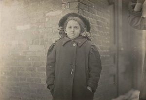 Mery Horn, una condición de joroba agravada por la pesada carga de papeles que llevaba. Hartford, Connecticut, marzo de 1909