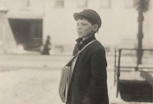 Tony Casale, "Bologna," 11 años vendiendo periódicos durante 4 años, Hartford, Connecticut, Marzo 1909 de Lewis Hine