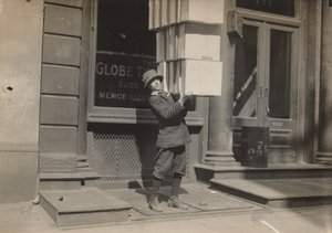 Chico del Carro o "chico de la cola" ayudando a cargar el carro de Lewis Hine