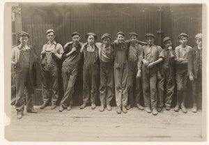 Un grupo de jóvenes becarios trabaja en una fábrica de conservas de Indianápolis, Indiana de Lewis W. Hine