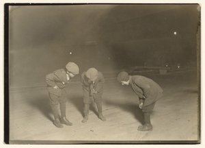 Un juego de mierda a medianoche. de Lewis W. Hine