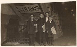 [Cuatro Newsies en una entrada del metro, Nueva York] de Lewis W. Hine