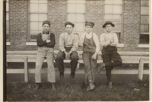 [Grupo de chicos que trabajan en la fábrica de zapatos Brown, Moberly, Missouri] de Lewis W. Hine