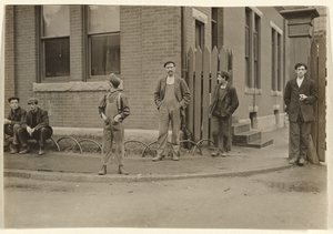 [Grupo de hombres y niños reunidos fuera] de Lewis W. Hine
