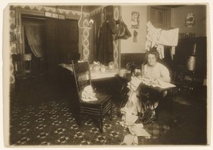 [Trabajo a Domicilio (Mujer en la Máquina de Coser)]