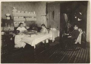 Trabajadores a domicilio - Cracking Nuts, Nueva York de Lewis W. Hine