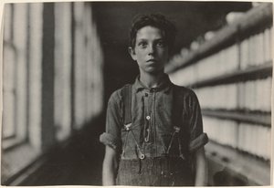 Jo Bodeon, un "back-roper" en la sala de mulas. Chase Cotton Mill, Burlington, Vermont de Lewis W. Hine