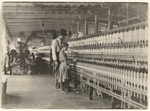 [Hombre con niña en la máquina de hilar, fábrica de algodón de Carolina del Sur]