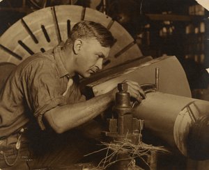 Hombre con micrómetro midiendo un eje con una precisión de una milésima de pulgada. de Lewis W. Hine