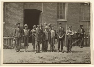 [Trabajadores fuera del molino, Massachusetts] de Lewis W. Hine