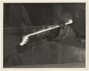[Ayudante de moldeador, Baldwin Locomotive Works, Eddystone, Pennsylvania]. de Lewis W. Hine