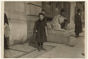 Newsboy de Lewis W. Hine