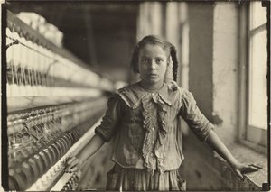 Una hilandera de diez años en una fábrica de algodón de Carolina del Norte de Lewis W. Hine