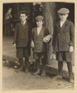 [Tres chicos en la calle de la ciudad en bragas y gorras] de Lewis W. Hine