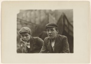 Dos niños con abrigos y gorras, Nueva Jersey de Lewis W. Hine