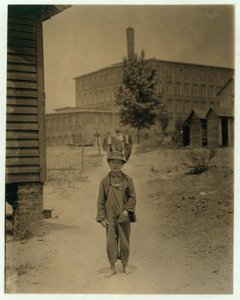 Eddie Norton de 12 años, gana unos 40 centavos al día como barrendero en Saxon Mill, Spartanburg, Carolina del Norte, 1912 de Lewis Wickes Hine