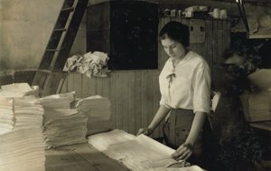 Chica de 15 años doblando toallas en la lavandería Bonanno, Boston, Massachusetts. de Lewis Wickes Hine