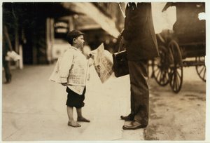 Niño vendedor de periódicos de 6 años Hyman vendiendo hasta las 6 p.m. en Lawrence, Massachusetts, 1911 de Lewis Wickes Hine