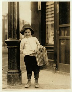 Niño vendedor de periódicos de 6 años, conocido como Little Fattie y de solo 3 pies y 4 pulgadas de altura, ha estado trabajando durante un año en St. Louis, Missouri, 1910 de Lewis Wickes Hine