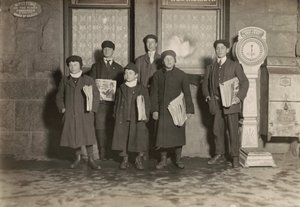 8:30 P.M. Grupo de vendedores de periódicos en el depósito, Hartford, Connecticut. El más pequeño tiene 11 años.,Marzo 1909 (foto) de Lewis Wickes Hine
