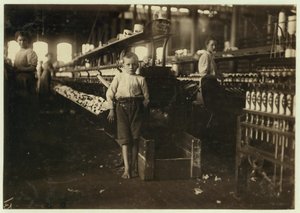 Leo de 8 años, solo 4 pies de altura, recoge bobinas por 15 centavos al día en Elk Cotton Mills, Fayetteville, Tennessee, 1910 de Lewis Wickes Hine