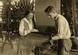 Un niño y una niña trabajan en un telar en la fábrica de seda Cheney Silk Mills en South Manchester, Connecticut. de Lewis Wickes Hine