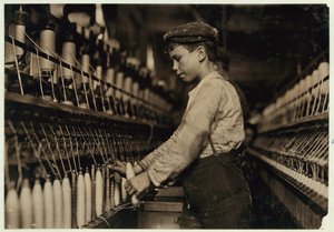 Un doffer reemplaza bobinas llenas en Globe Cotton Mill, Augusta, Georgia, 1909