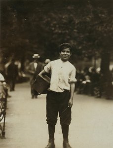 Un joven limpiabotas trabajando en Union Square, Nueva York de Lewis Wickes Hine