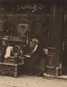 Un joven limpiabotas trabajando en Canal Street en Nueva York de Lewis Wickes Hine