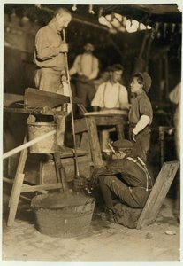 Soplador y niño moldeador en Seneca Glass Works, Morgantown, Virginia Occidental, 1908 de Lewis Wickes Hine