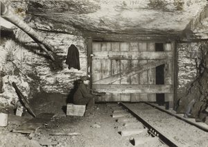 Niño esperando a que pase el carbón de Lewis Wickes Hine