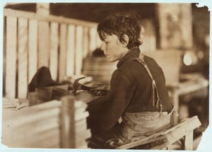 Niño haciendo cestas para melones en Evansville, Indiana, 1908 de Lewis Wickes Hine
