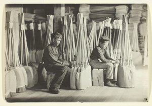 Muchachos en la sala de empaquetado, Brown Mfg. Company, Evansville, Ind. de Lewis Wickes Hine