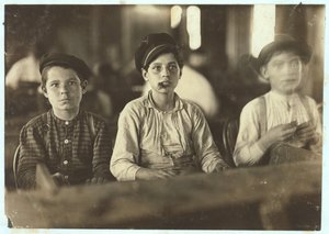 Niños haciendo cigarros en Englehardt und Co, Tampa, Florida, 1909 de Lewis Wickes Hine