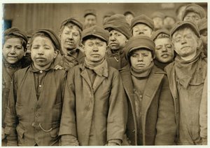 Niños rompedores (que clasifican carbón a mano) en Hughestown Borough Coal Co. Pittston, Pensilvania, 1911