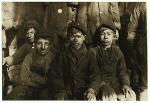 Niños rompedores (que clasifican carbón a mano) en Hughestown Borough Coal Co. Pittston, Pensilvania, 1911