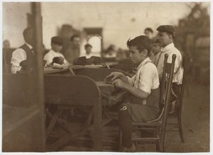Aprendiz infantil en la Fábrica de Cigarros De Pedro Casellas, Tampa, Florida, 1909 de Lewis Wickes Hine