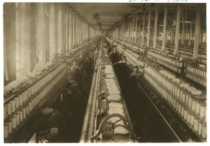 Niños trabajando en la sala de hilado en Cornell Mill, Fall River, Massachusetts, 1912 de Lewis Wickes Hine