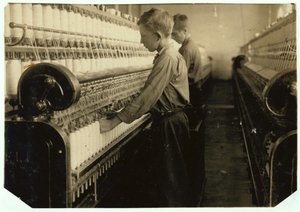 Reemplazo de bobinas llenas en Indian Orchard Cotton Mill, Massachusetts, 1916 de Lewis Wickes Hine
