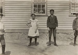 Edward St. Germain y su hermana Delia, trabajadores de la fábrica, Phoenix, Rhode Island, abril de 1909, 3379 de Lewis Wickes Hine