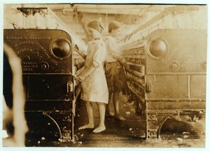 Elsie y Sadie trabajando en Yazoo City Yarn Mills, Mississippi dijeron que tenían 13 años, 1911 de Lewis Wickes Hine