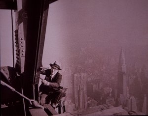 Empire State Building en construcción, mostrando a un inspector revisando el trabajo de Lewis Wickes Hine