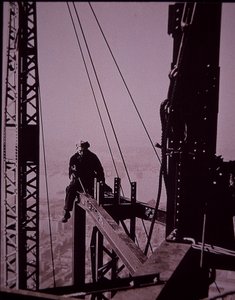 Empire State Building en construcción, mostrando un perno con llave de Lewis Wickes Hine