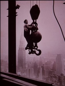 Empire State Building en construcción, mostrando a un miembro del equipo de grúas