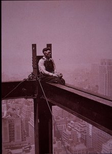 Empire State Building en construcción, mostrando a un trabajador tomando un descanso de Lewis Wickes Hine