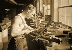 Trabajador de fábrica en la Paragon Rubber Company, Massachusetts, 1936 de Lewis Wickes Hine