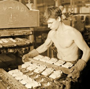 Trabajador de fábrica en la Paragon Rubber Company, Massachusetts, 1936 de Lewis Wickes Hine