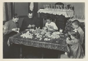 La familia hace flores de Lewis Wickes Hine